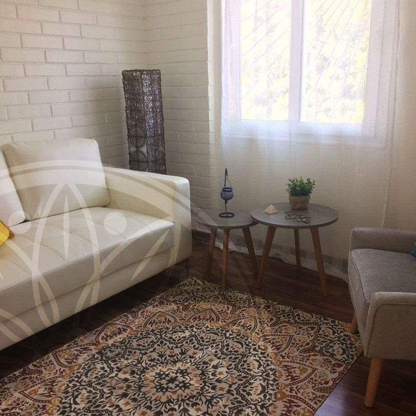 Sala de estar con muebles claros