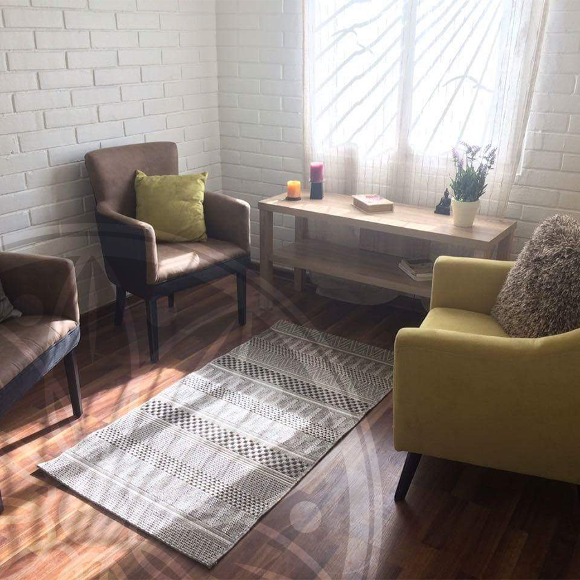 Sala de estar con sillón y sitiales